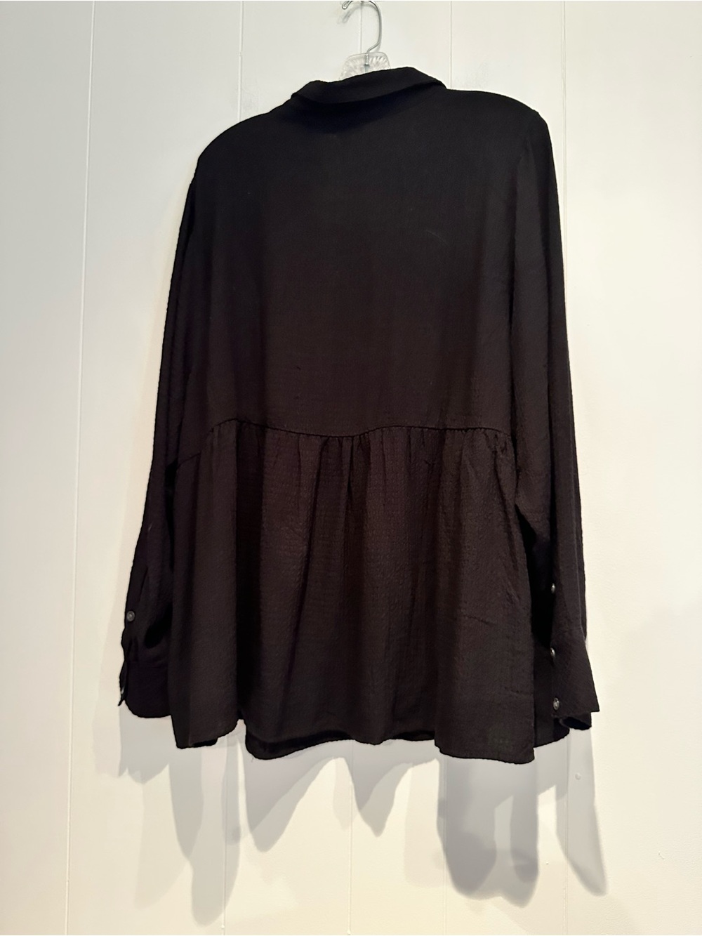 Torrid 3X Black Crinkle Gauze Peplum Button Front Blouse NWT Plus Size - Picture 8 of 9